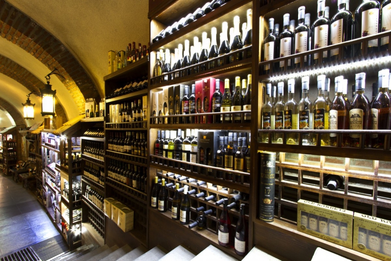 bar-LA TRINITE-min_world_street_travel_shop_canon_georgia_wine_bottles-429767